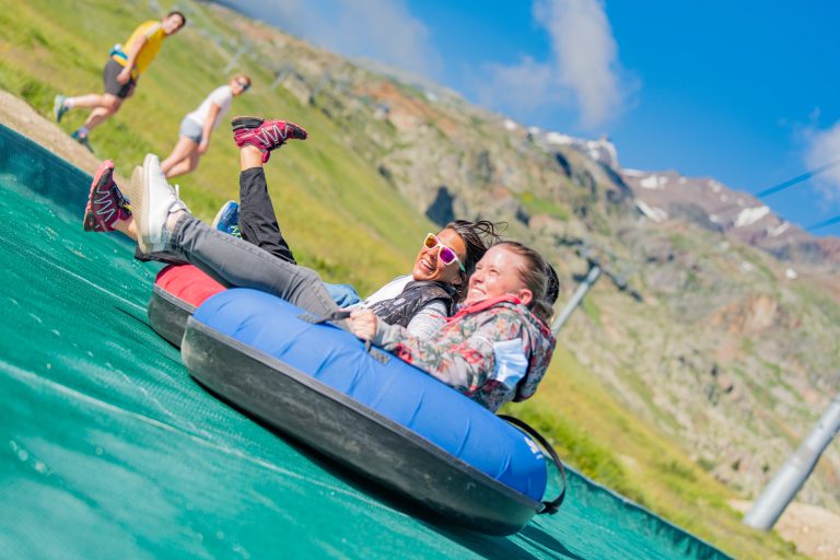 2 femmes sur une bouée de tubing à la montagne
