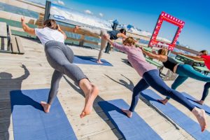 Séance de yoga en extérieur