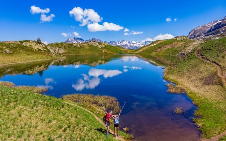 Couple de promeneurs devant un lac et des montagnes