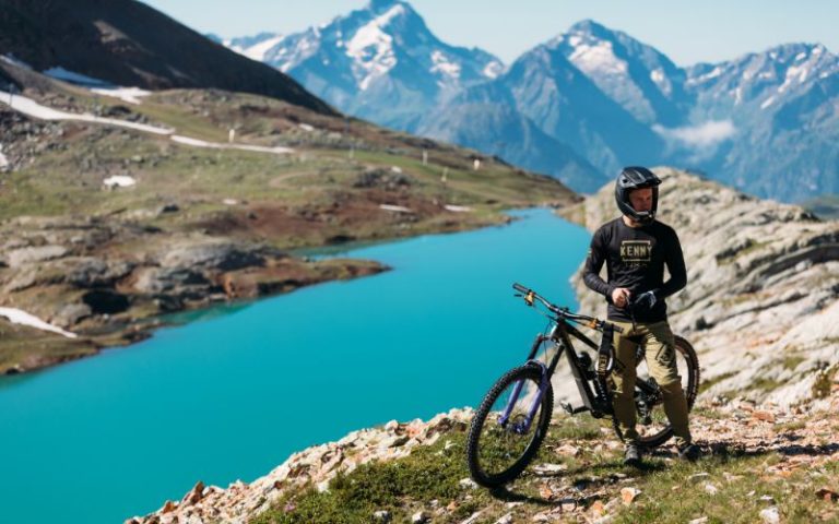 Homme en VTT au dessus d'un lac bleu