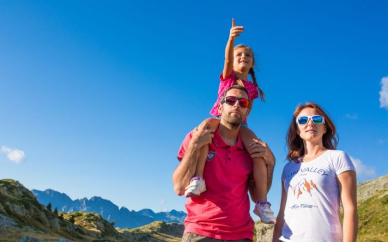 Couple de parents avec une enfant pointant au loin