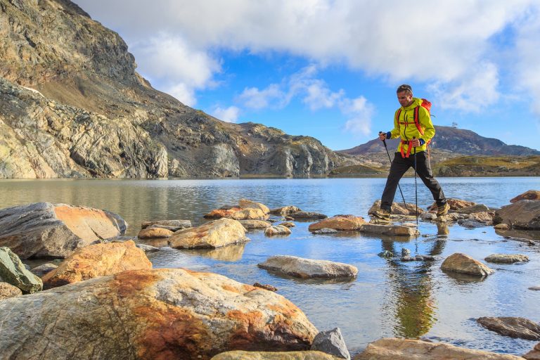 Randonneur marchant sur l'eau avec des bâtons